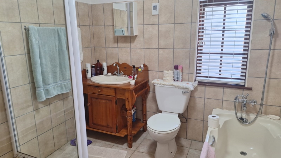 5 Bedroom Property for Sale in Stilbaai Wes Western Cape